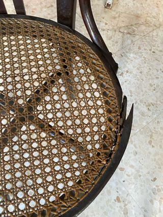 Silla de rejilla antigua