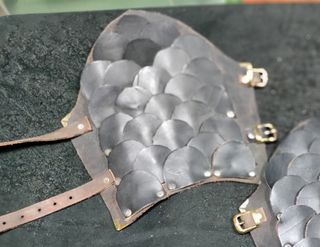 Bracciali fantasy a piastre in cuoio - 2pz