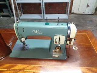 Máquina de coser y bordar clasica Alfa.