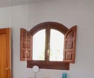 Ventana de Madera maciza con puertas abatibles.