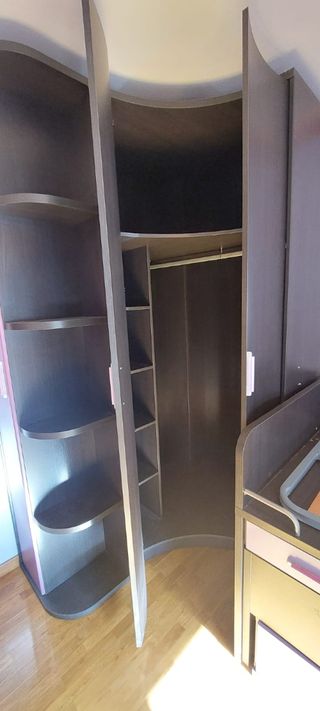 Mueble de habitación con armario esquinero y cama