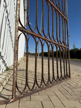 Bonita reja maciza, hecha a fragua,