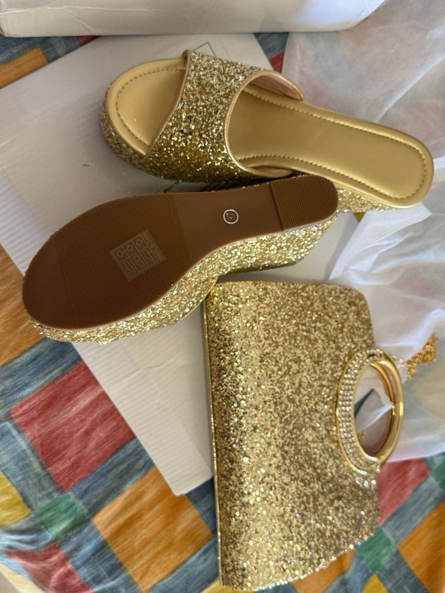 Sandalias y bolso dorados brillantes sin estrenar.