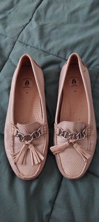Mocasines rosados de cuero vacuno