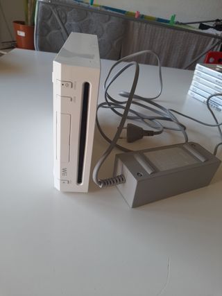 Consola wii con mandos y juegos (Mario Kart, etc.)