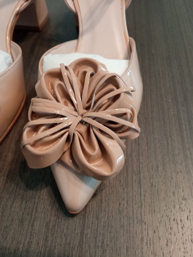 Zapatos señora de charol marca Lodi