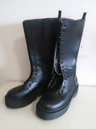 Botas negras altas estilo Dr. Martens
