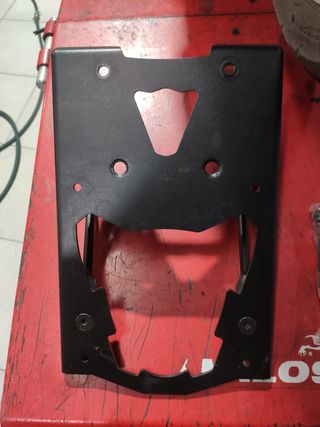 Soporte baúl givi