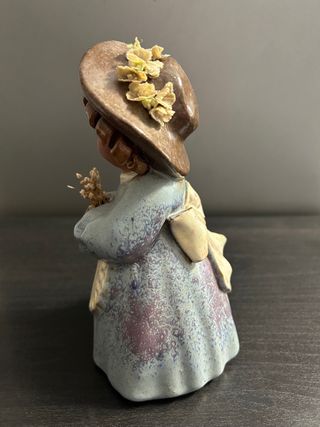 Figura niña de barro y ceramica