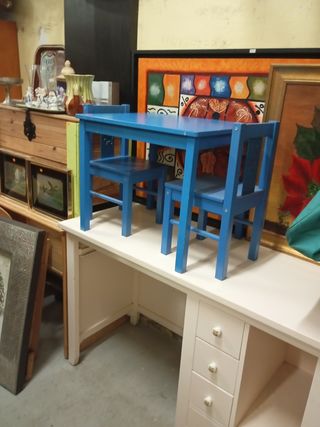 Mesa infantil azul con 2 sillas