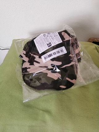 Cappello con visiera mimetico nuovo