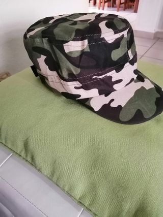 Cappello con visiera mimetico nuovo