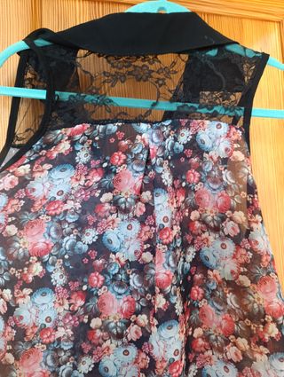 Blusa floral sin mangas