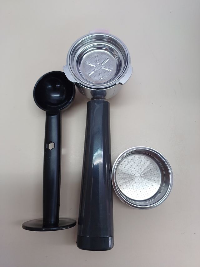 ✅ Electrolux E6EC1-6BST Explorer 6 - Macchina per caffè espresso con tecnologia a controllo termico, vaschetta raccogligocce rimovibile, montalatte, 1250-1450 W