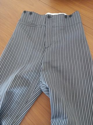 Pantalón rayado gris y negro