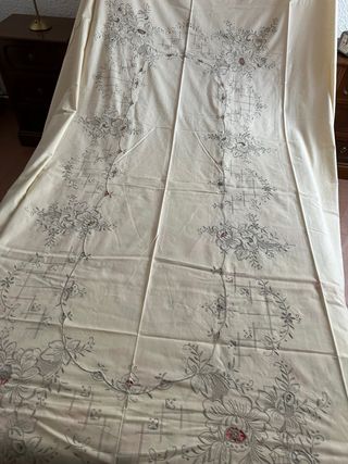 GRAN OPORTUNIDAD  Mantelería de hilo bordada