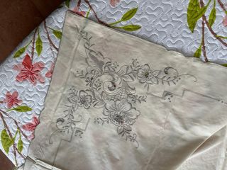 GRAN OPORTUNIDAD  Mantelería de hilo bordada