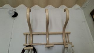Perchero de madera beige - 3 ganchos
