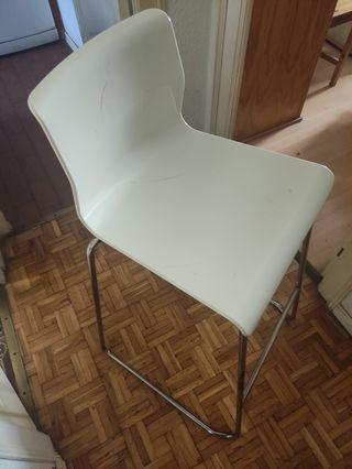 Taburete alto blanco y plateado