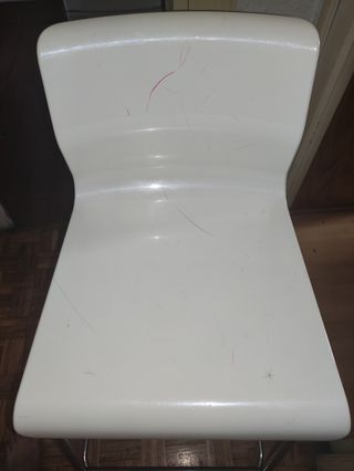 Taburete alto blanco y plateado