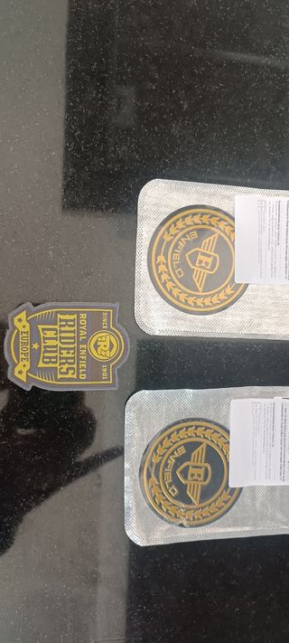 Emblemas depósito, parche y braga cuello.