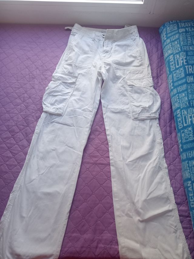 Pantalones cargo Bershka blancos, talla 32