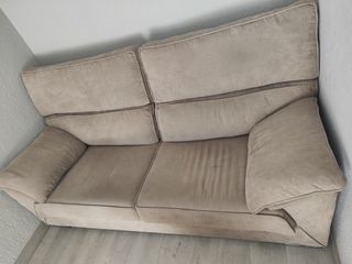 Sofá de 3 Plazas de color gris.