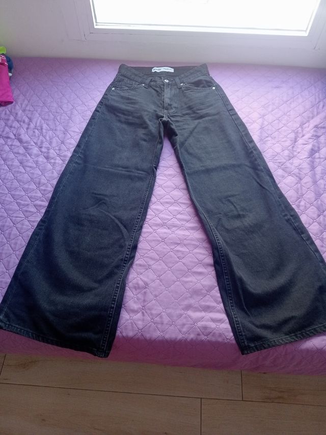 Bershka - Pantalones campana negros, talla 34