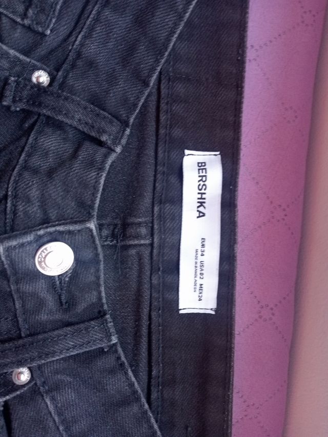 Bershka - Pantalones campana negros, talla 34