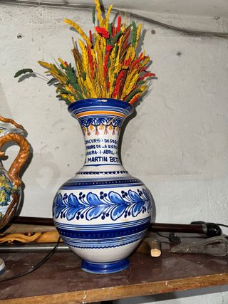 Jarrón cerámico azul y blanco