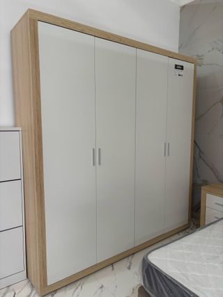 Armario alto con estantes y barra – Muy espacioso