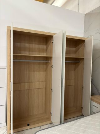 Armario alto con estantes y barra – Muy espacioso