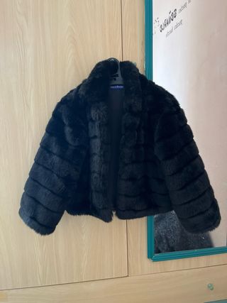 Elegante chaqueta corta negra.