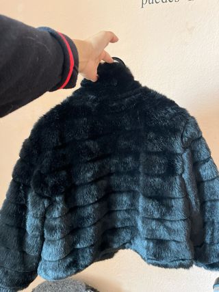 Elegante chaqueta corta negra.