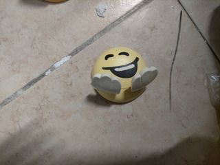 Perchas con caritas sonrrientes