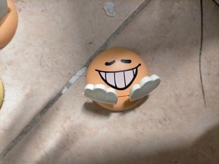 Perchas con caritas sonrrientes