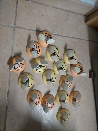 Perchas con caritas sonrrientes