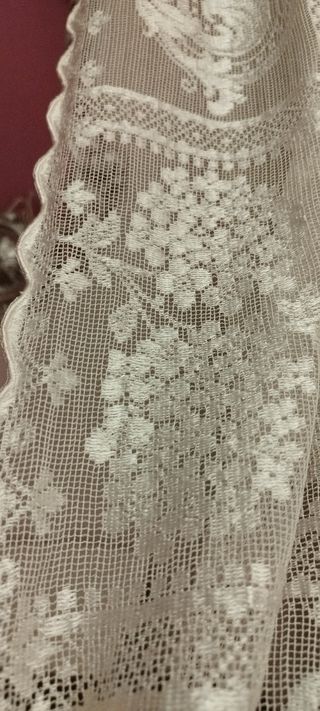 Cortina antigua bordada artesanalmente