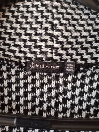 Abrigo largo Stradivarius blanco y negro