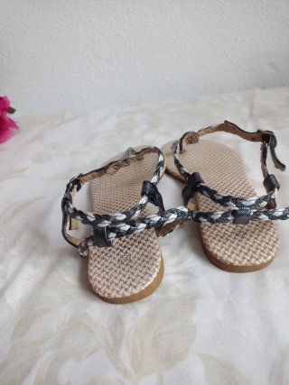 Sandalia joya estilo boho. Buen estado.