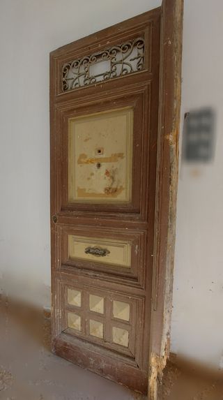 Puerta exterior madera antigua