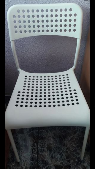 Silla blanca metal y plástico