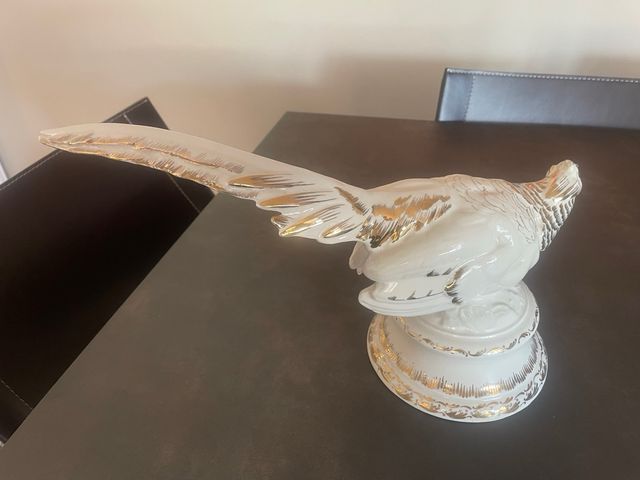 Figura faisán porcelana dorada. Es antigua .