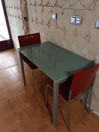 MESA DE COCINA CON DOS SILLAS. 