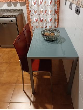 MESA DE COCINA CON DOS SILLAS. 