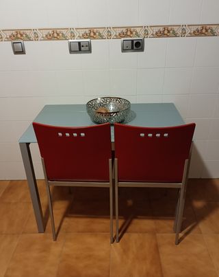 MESA DE COCINA CON DOS SILLAS. 