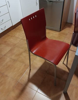MESA DE COCINA CON DOS SILLAS. 
