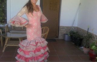 Traje Flamenca beige y coral.
