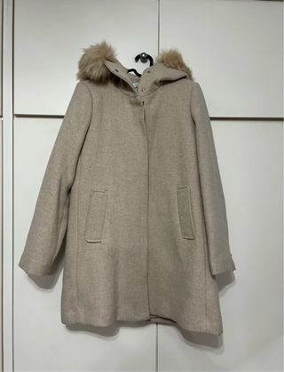 Abrigo Mango beige con capucha