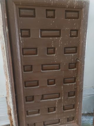 Puerta de madera maciza. Muy antigua